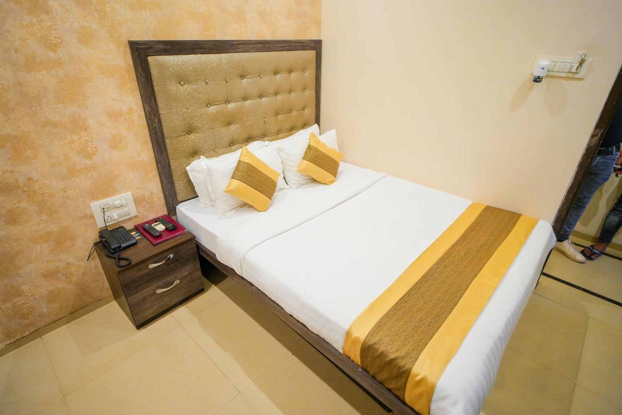 Hotel Skylink Hospitality Mahalaxmi Mumbai Bagian luar foto